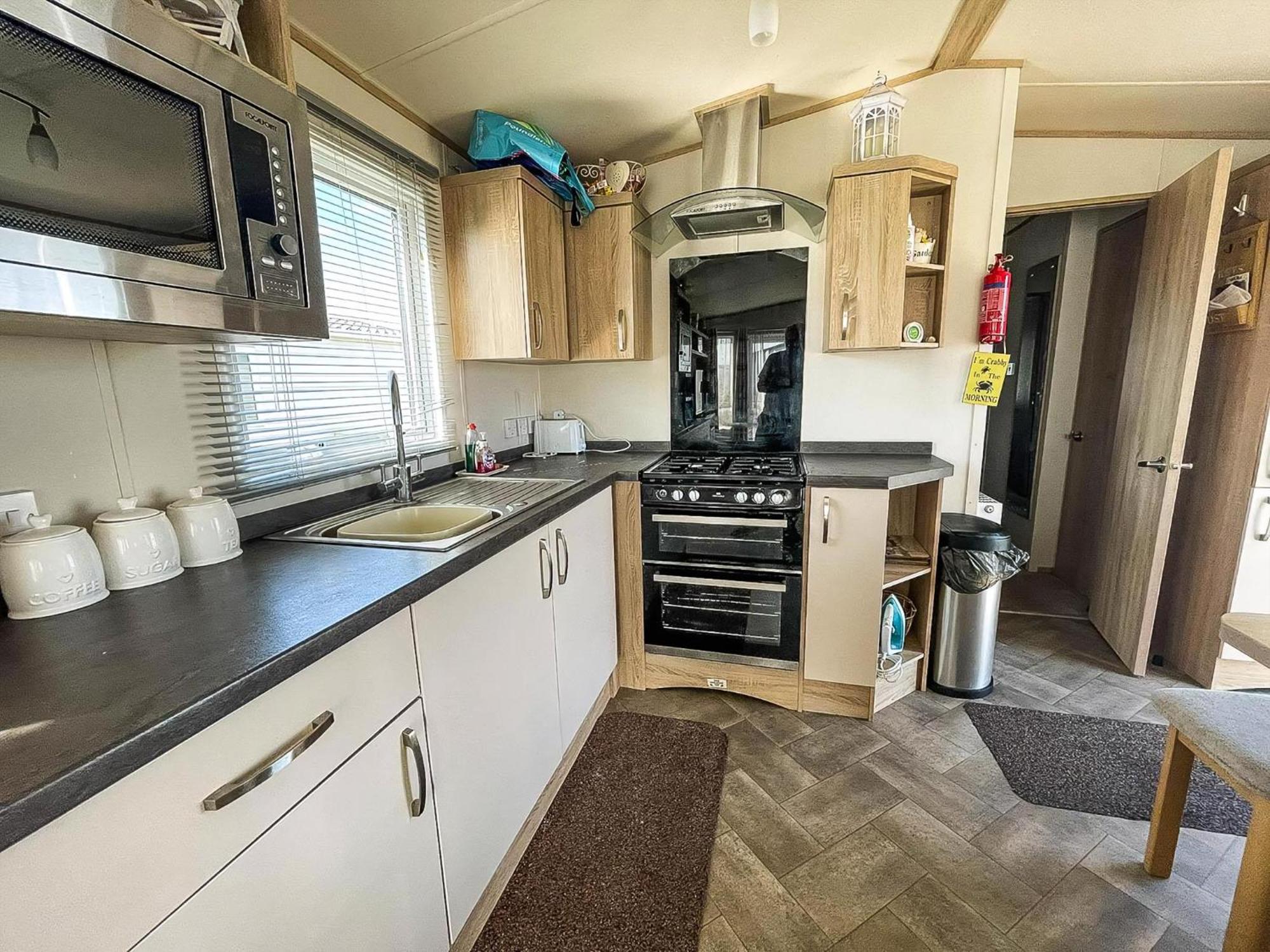 8 Berth Caravan For Hire At St Osyth Beach Holiday Park In Essex Ref 28013Fi Clacton-on-Sea Exterior photo